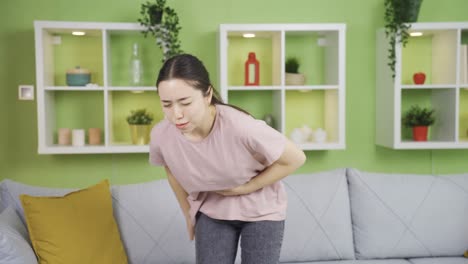 Asiatische-Junge-Frau-Mit-Bauchschmerzen-Hat-Einen-Nabelbruch.