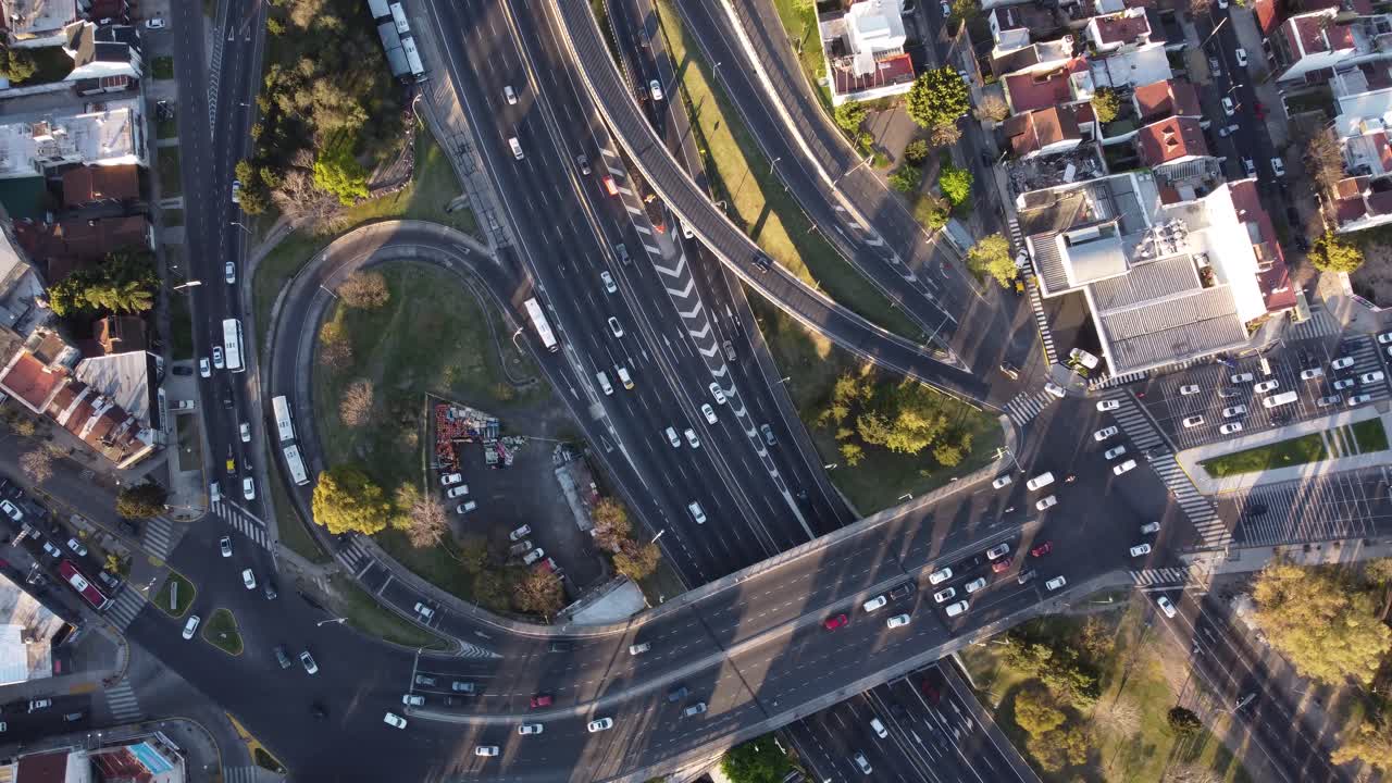 imagen aérea de autos no identificados que pasan rápido por la carretera panamericana en buenos aires, argentina durante el día
