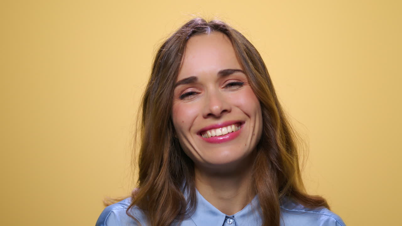 mujer positiva riendo en fondo amarillo. mujer feliz sonriendo en el estudio