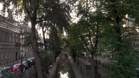 中世紀荷蘭城市烏特雷赫特 (utrecht) 的新格拉赫特 (nieuwe gracht) 的早晨運河景觀,