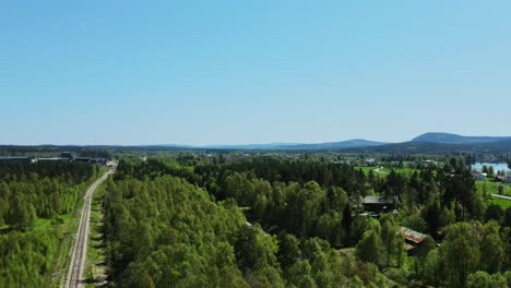 Äppelbo-Straße-Inmitten-Grüner-Wälder-Mit-Blick-Auf-Die-Residenz-Mjölbergsåsen-In-Dalarna,-Schweden