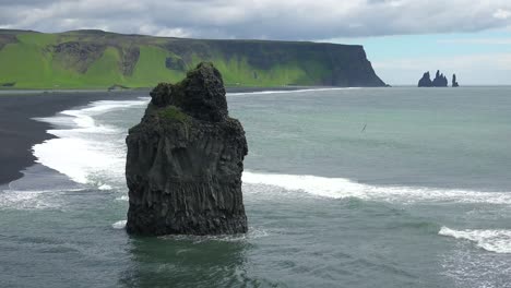 Hermosa-Formación-Rocosa-En-Dyrh_____-Laey-Playa-De-Arena-Negra-Islandia-1