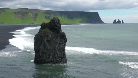 hermosa formación rocosa en dyrh_____'laey playa de arena negra islandia 1