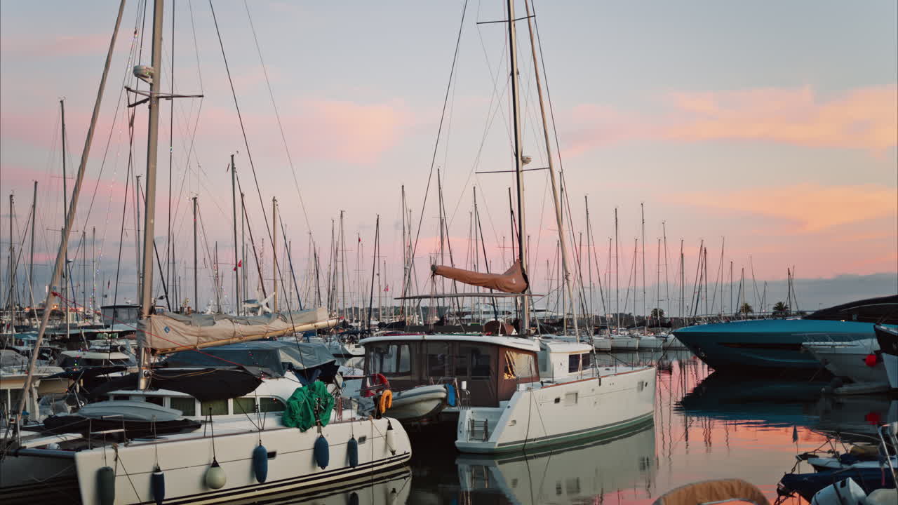 Vista delle barche ormeggiate nel Port de Cannes in Francia al tramonto