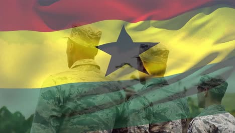 Animation-Der-Flagge-Ghanas-über-Verschiedenen-Salutierenden-Männlichen-Soldaten