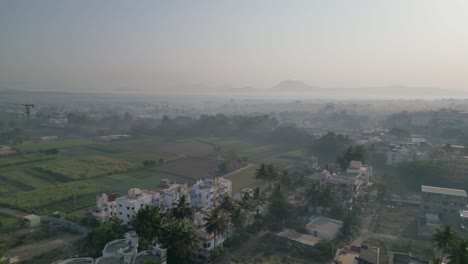 Morgendliche-Drohnenansicht-Der-Stadt-Satara-Greneryfeelds-In-Maharashtra