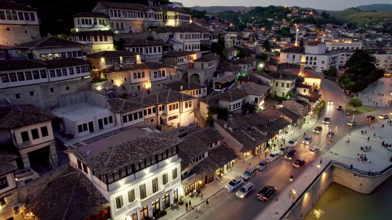 알바니아의 야간 풍경 - 오래된 집 위를 날아다니며, 조명과 함께 도시 - 알바니아에서 가장 아름다운 도시 중 하나입니다.