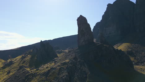 roca de aguja primer plano aéreo, el viejo de storr, isla de skye