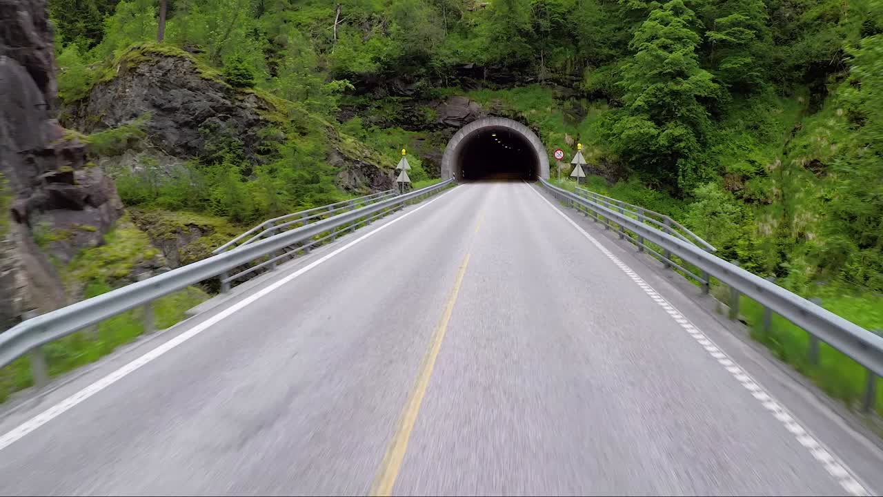 노르웨이의 산길을 운전하는 자동차. 터널 입구.