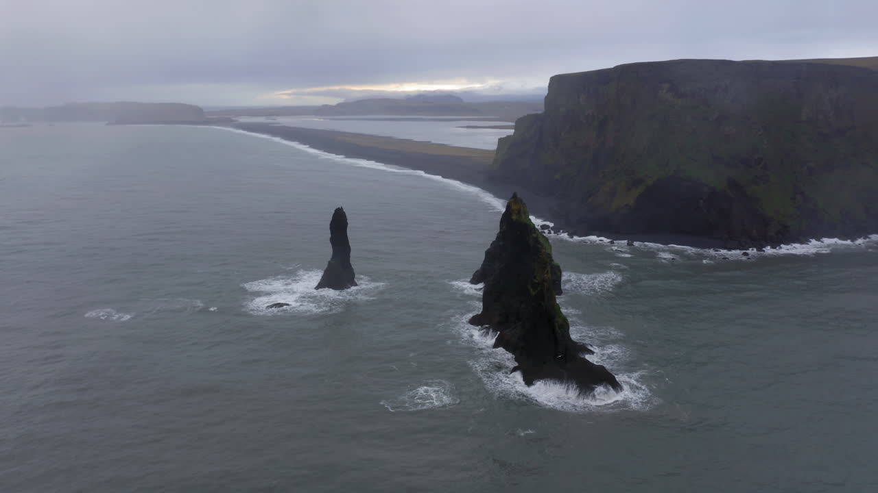 antena: vista panorámica de la playa de arena negra de reynisfjara y las pilas de mar de reynisdrangar en islandia