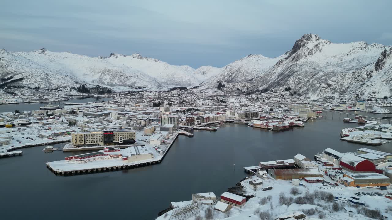 노르웨이의 시비노야 (svinøya) 에서 산으로 둘러싸인 눈이 많은 항구 도시, 겨울