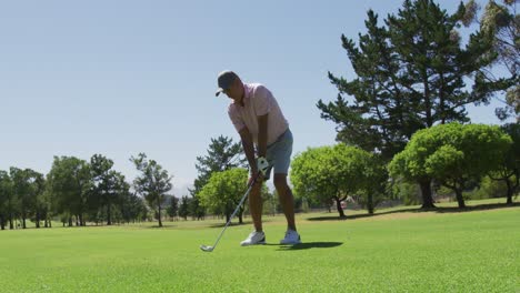 Kaukasischer-älterer-Mann,-Der-An-Einem-Strahlend-Sonnigen-Tag-Golf-Auf-Dem-Golfplatz-übt