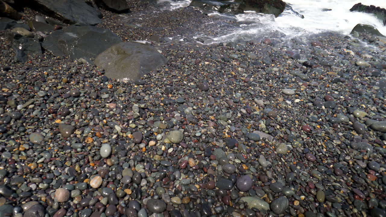 rocas en movimiento del océano en la playa de perú