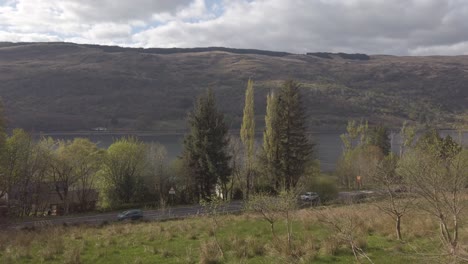 los coches pasan por la carretera de abajo