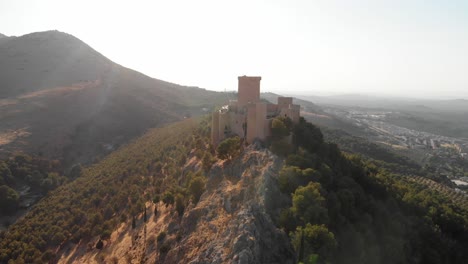 Castillo-De-Jaen,-Spanien-Jaens-Burg-Fliegende-Und-Bodenaufnahmen-Von-Dieser-Mittelalterlichen-Burg-Am-Nachmittag-Im-Sommer,-Es-Zeigt-Auch-Die-Stadt-Jaen,-Die-Mit-Einer-Drohne-Und-Einer-Action-kamera-Mit-4k-24fps-Unter-Verwendung-Von-Nd-filtern-Aufgenommen-Wurde-5