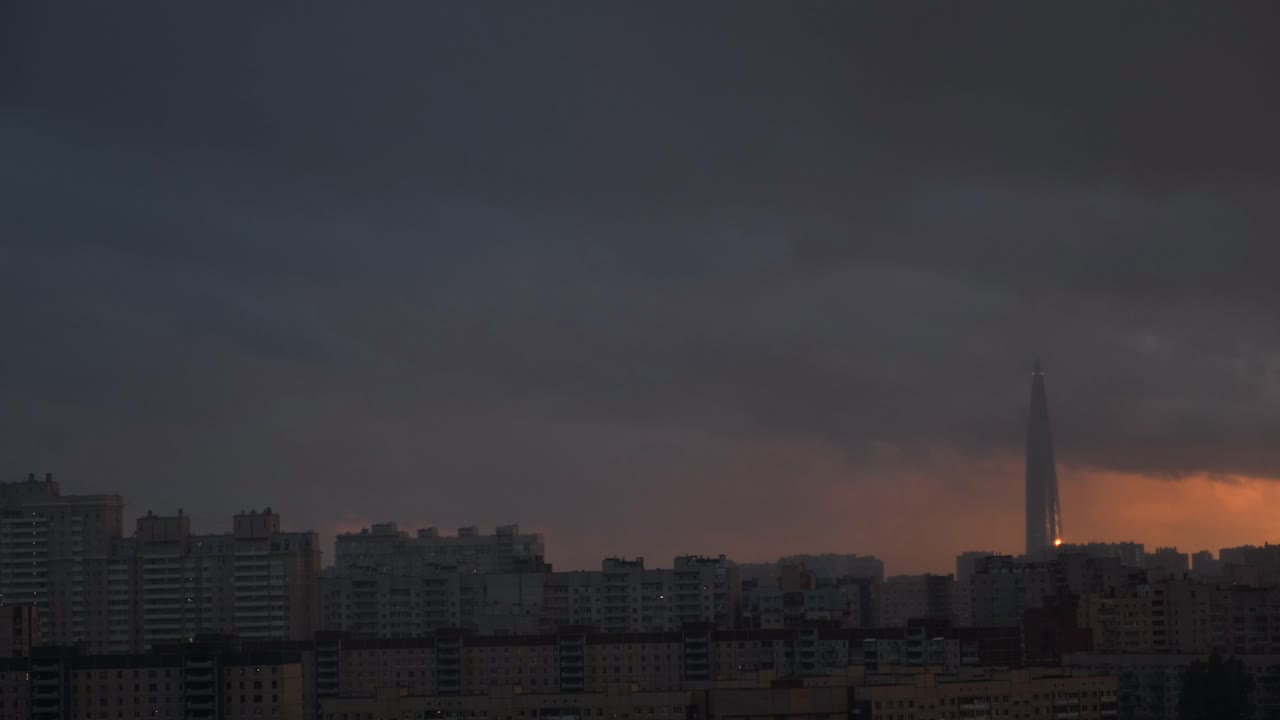 폭풍우 구름 과 함께 해가 지는 도시 스카이 라인