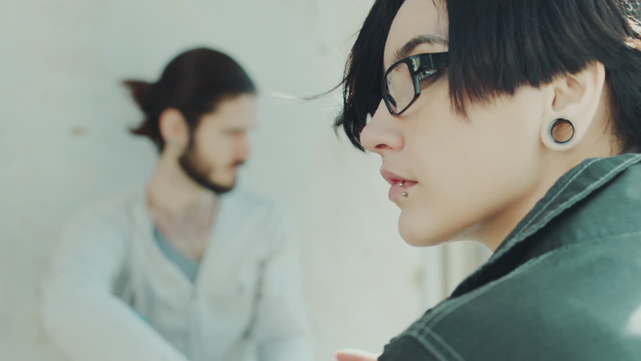 백그라운드에서 프로필 힙스터에 젊은 여자의 초상화는 그녀의 남자 친구 개념 - 관계