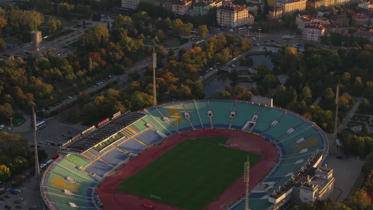 Luftaufnahme des Stadions in Sofia, umgeben von Berggipfeln und Stadtleuchten, Bulgarien