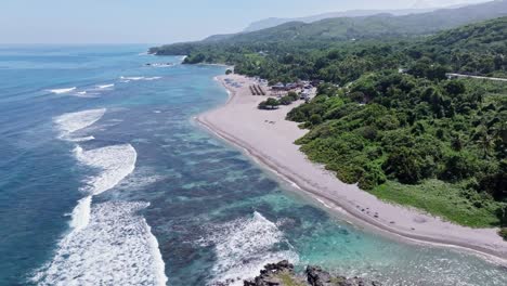 Aufsteigende-Drohnenaufnahme,-Die-Wellen-Des-Karibischen-Meeres-Zeigt,-Die-Den-Sandstrand-Und-Die-Tropische-Küste-Der-Dominikanischen-Republik-Erreichen