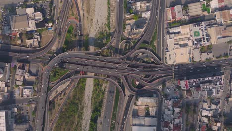 gran autopista en el gran norte de la ciudad mexicana coches que vienen y van a las diferentes líneas