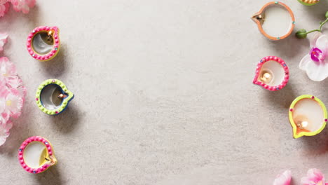 primer plano de velas coloridas en llamas celebrando diwali con espacio de copia en un fondo blanco