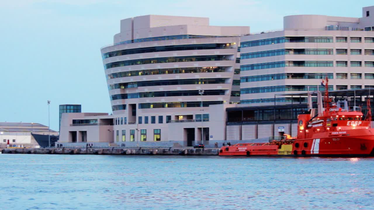 바르셀로나 시 에 있는 세계 무역 센터 건물. 바다 항구 에 서 있는 어선