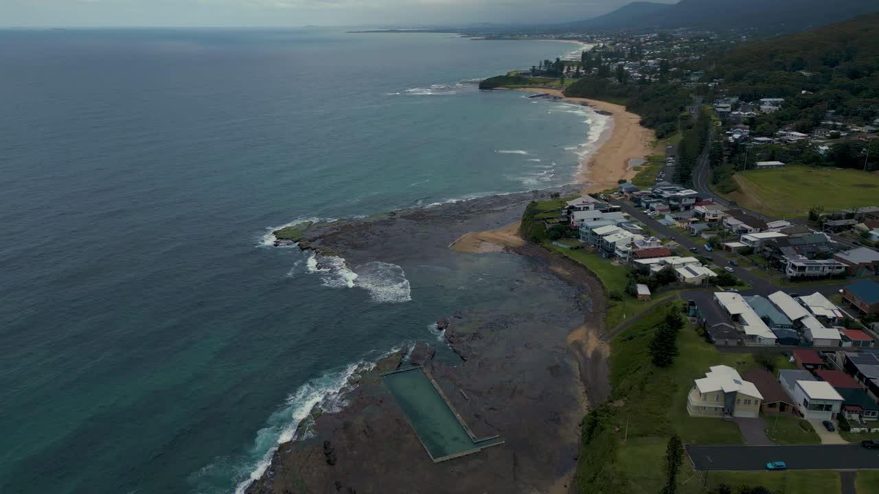 piscina de roca acantilado junto al mar playa bahía costa del mar en wollongong cerca de sydney en nueva gales del sur, australia