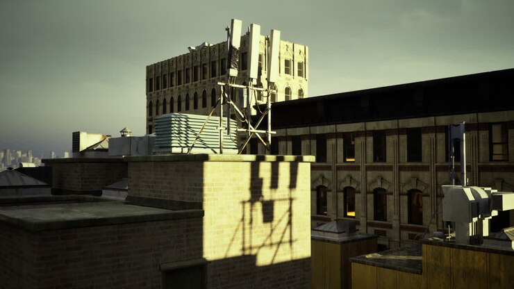 Vista dall'alto di edifici cittadini con torre di comunicazione
