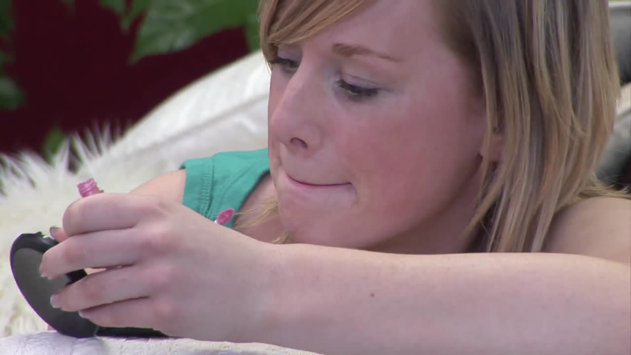 화장을 하고 있는 여자