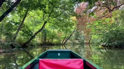 Canoe-boat-ride-and-punting-on-River-Cherwell-in-Oxford-city,-England