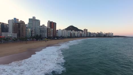 Imagen-Aérea-De-La-Ciudad-De-Villa-Velha,-Con-Un-Hermoso-Atardecer,-Desde-El-Lado-De-La-Costanera-Imagen-En-1080