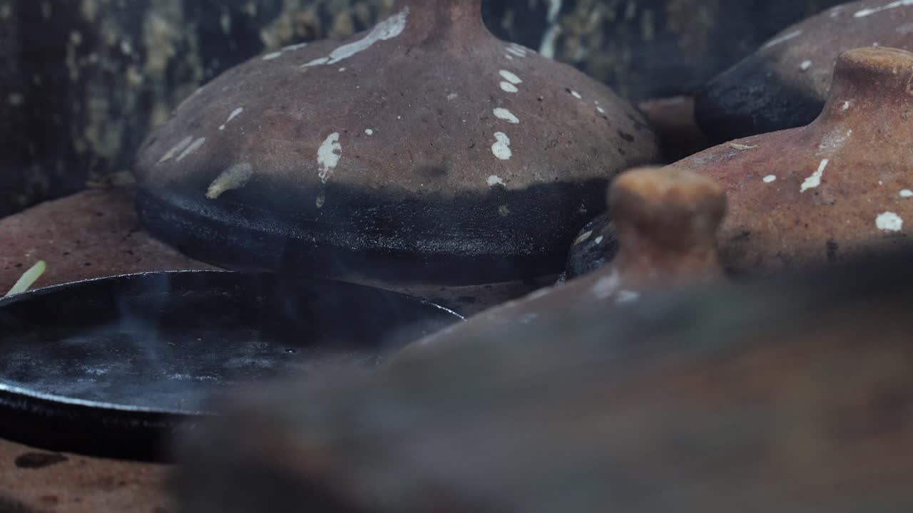 primer plano banhxeo tradicional comida callejera vietnamita sartén de hierro tapas de cerámica