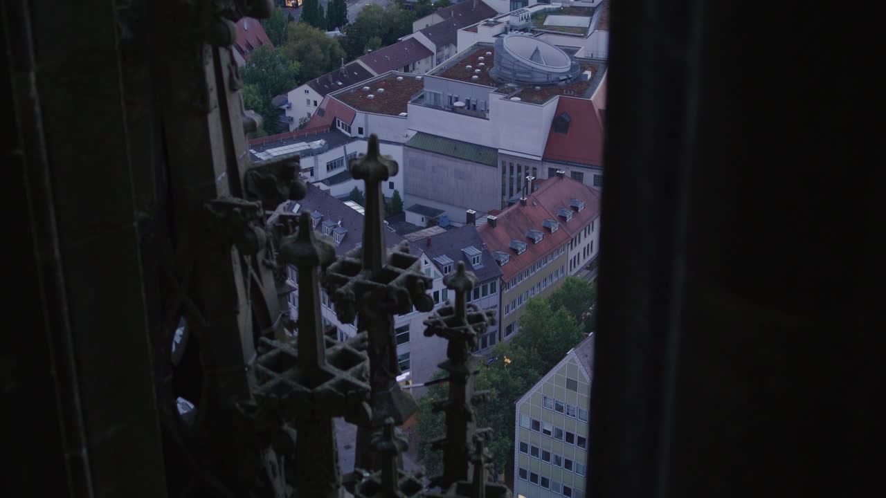 울름 시의 초광각 공중 촬영, 카메라가 천천히 위로 기울어져 아름다운 일몰과 함께 구멍 도시와 지평선이 드러납니다.