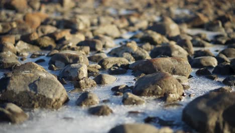 vista alta y baja de las rocas entre st un río ártico de deshielo