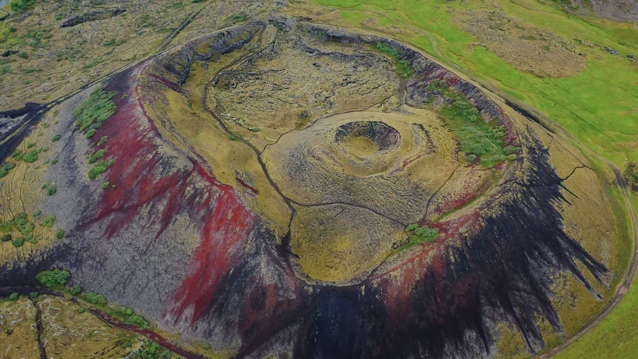 полет беспилотника над кратером граброк, исландия, 4к.