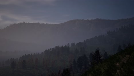 Ein-Dunkler-Kiefernwald-Mit-Nebel-Und-Bergkette-Im-Hintergrund,-3D-Animation,-Animierte-Szene,-Langsames-Heranzoomen-Der-Kamera