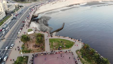 imágenes aéreas soleadas de la pista de patinaje ubicada en montevideo uruguay