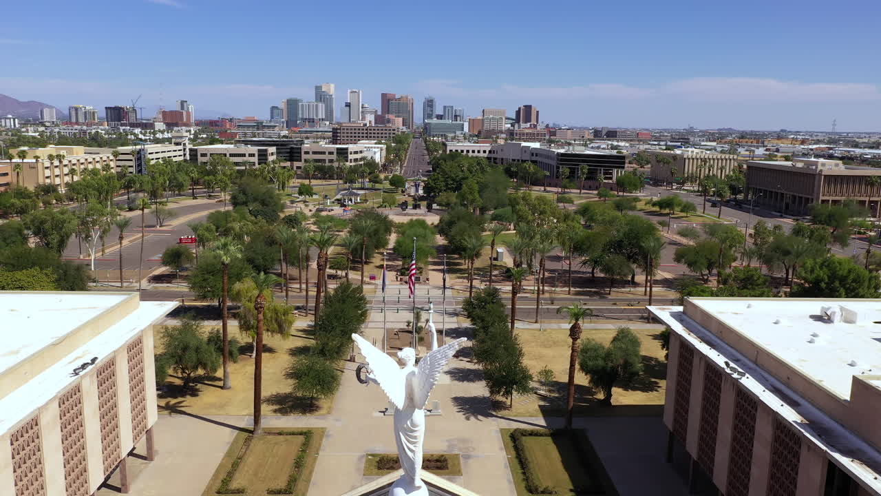 Veduta aerea dello skyline di Phoenix, Arizona e di Memorial Plaza dalla statua sul Campidoglio