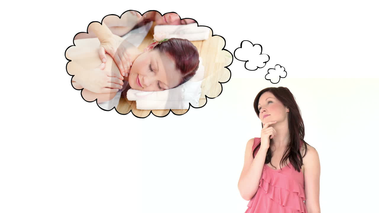 여성이 휴식을 취하는 것을 생각하고 있습니다.