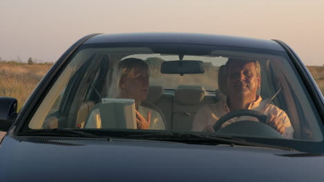 Pareja-De-Ancianos-Viajando-En-Coche-Por-El-Campo