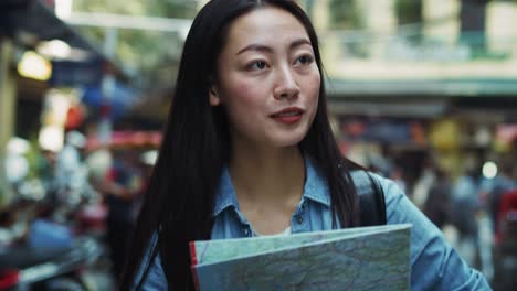 vista de mano de un turista que usa un mapa mientras visita lugares de interés