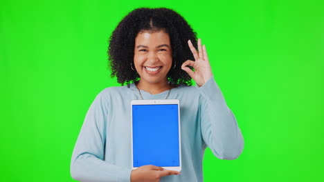 mujer feliz, tableta y signo de ok para maqueta