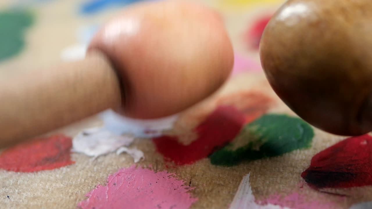 primer plano del pincel y la paleta