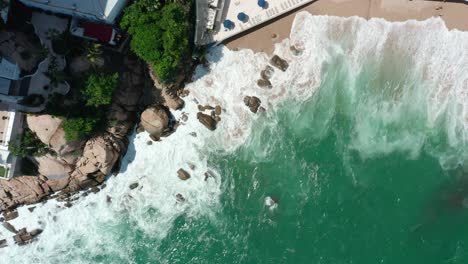 vista aérea de arriba hacia abajo del dron sobre las olas del océano en la playa de méxico