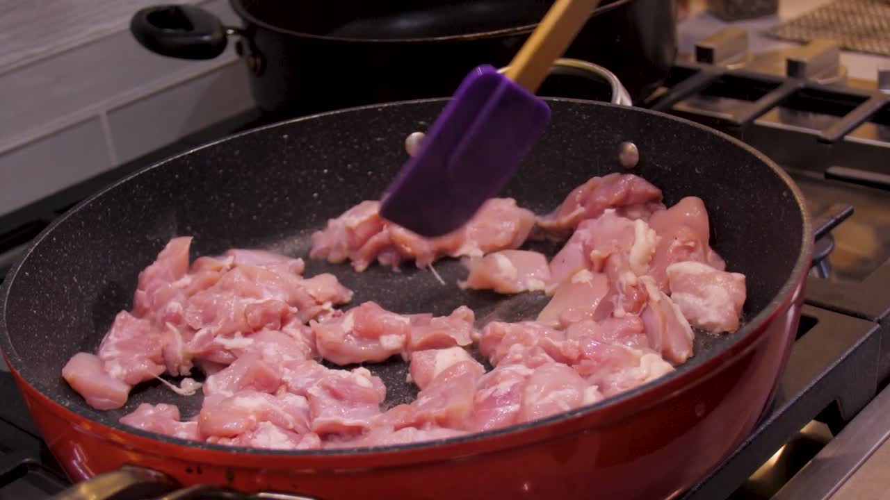 프라이팬에 익히고 있는 치킨