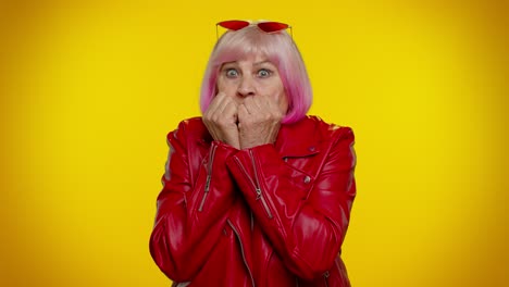 molesto asustado elegante abuela mordiendo las uñas, sintiéndose preocupado nervioso por problemas graves estrés