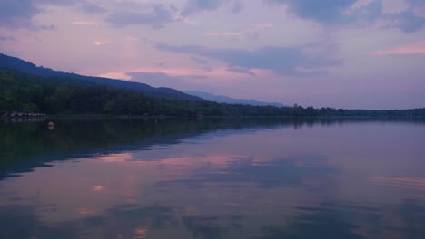 4K-Cinematic-landscape-footage-of-the-Huai-Tueng-Thao-Lake-in-Chiang-Mai,-North-Thailand-during-a-beautiful-sunset