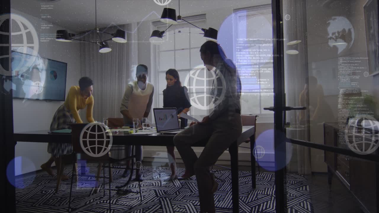 Animation af databehandling og globusikoner over forskellige forretningsfolk på kontor