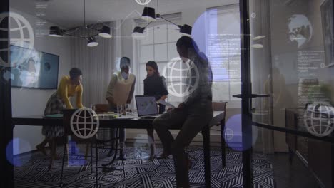 animação de processamento de dados e ícones de globo sobre diversas pessoas de negócios no escritório