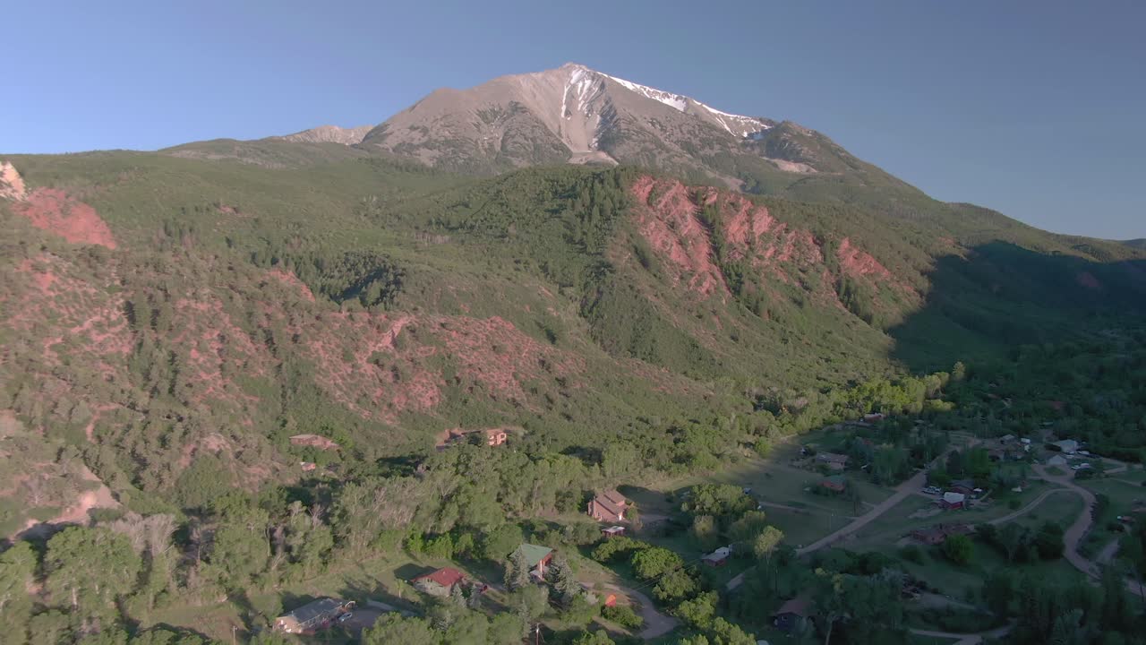 마운트 소프리스 카본데일 콜로라도에서 조감도가 멀어지고 아래로 이동합니다.